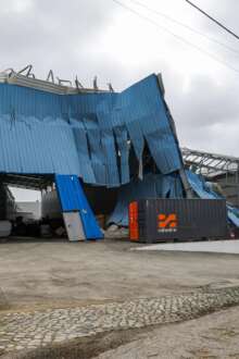 Uma estrutura de uma fábrica destruída pelo mau tempo.